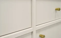 BEŻOWA KOMODA 83 cm AVILA METALOWE ZŁOTE Nogi Uchwyty 2D2S