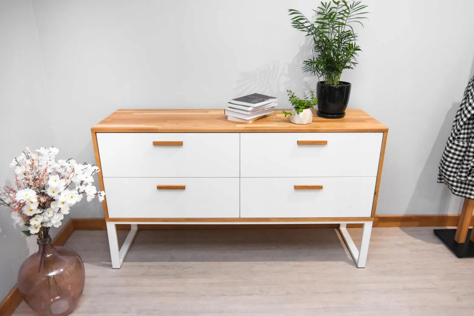 Biała komoda z szufladami. Szer. 110cm