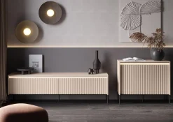 Biała ryflowana komoda do nowoczesnego salonu FLORES