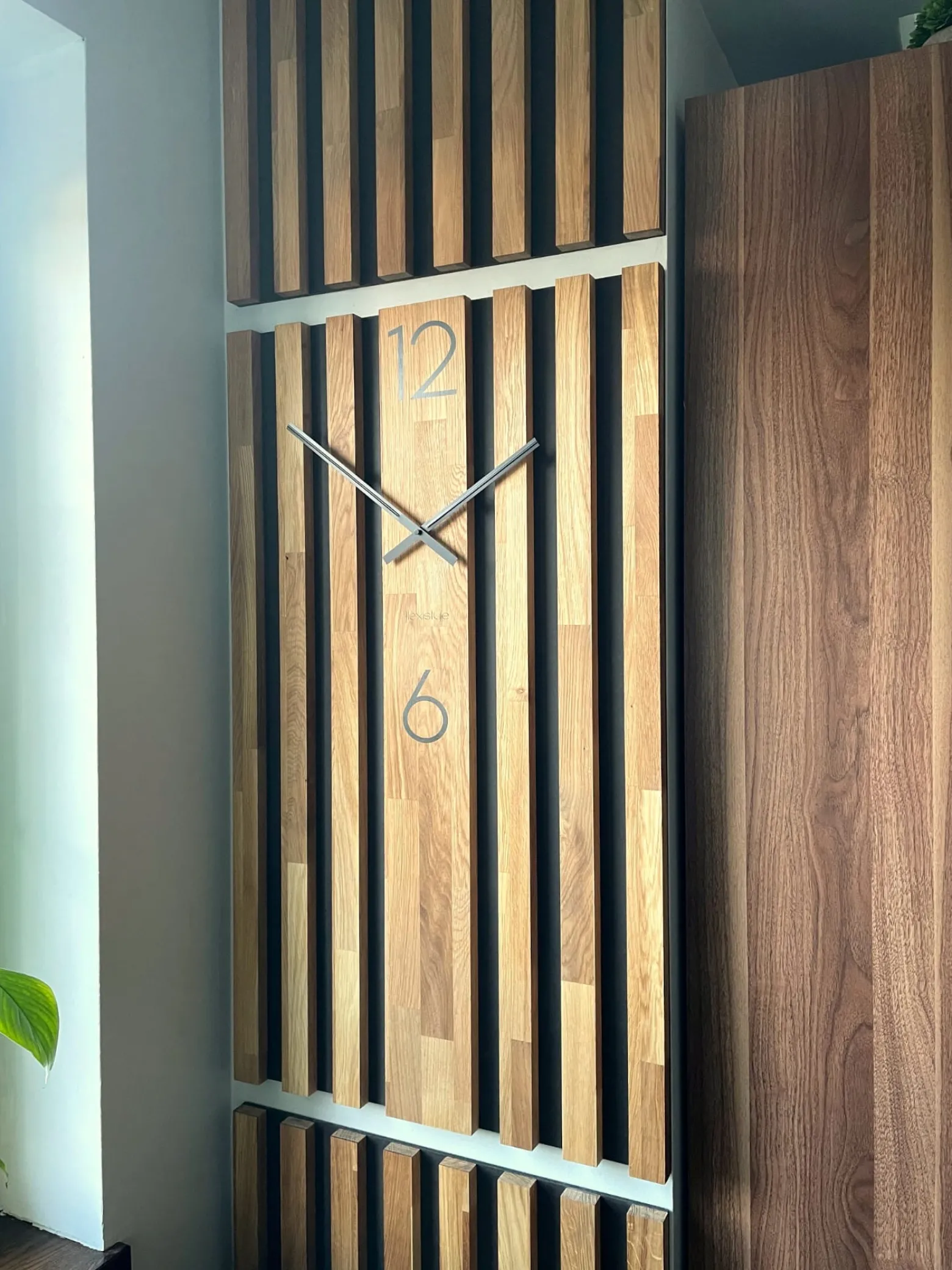 Dębowy panel ścienny Zegar w Lamelach 250x58cm