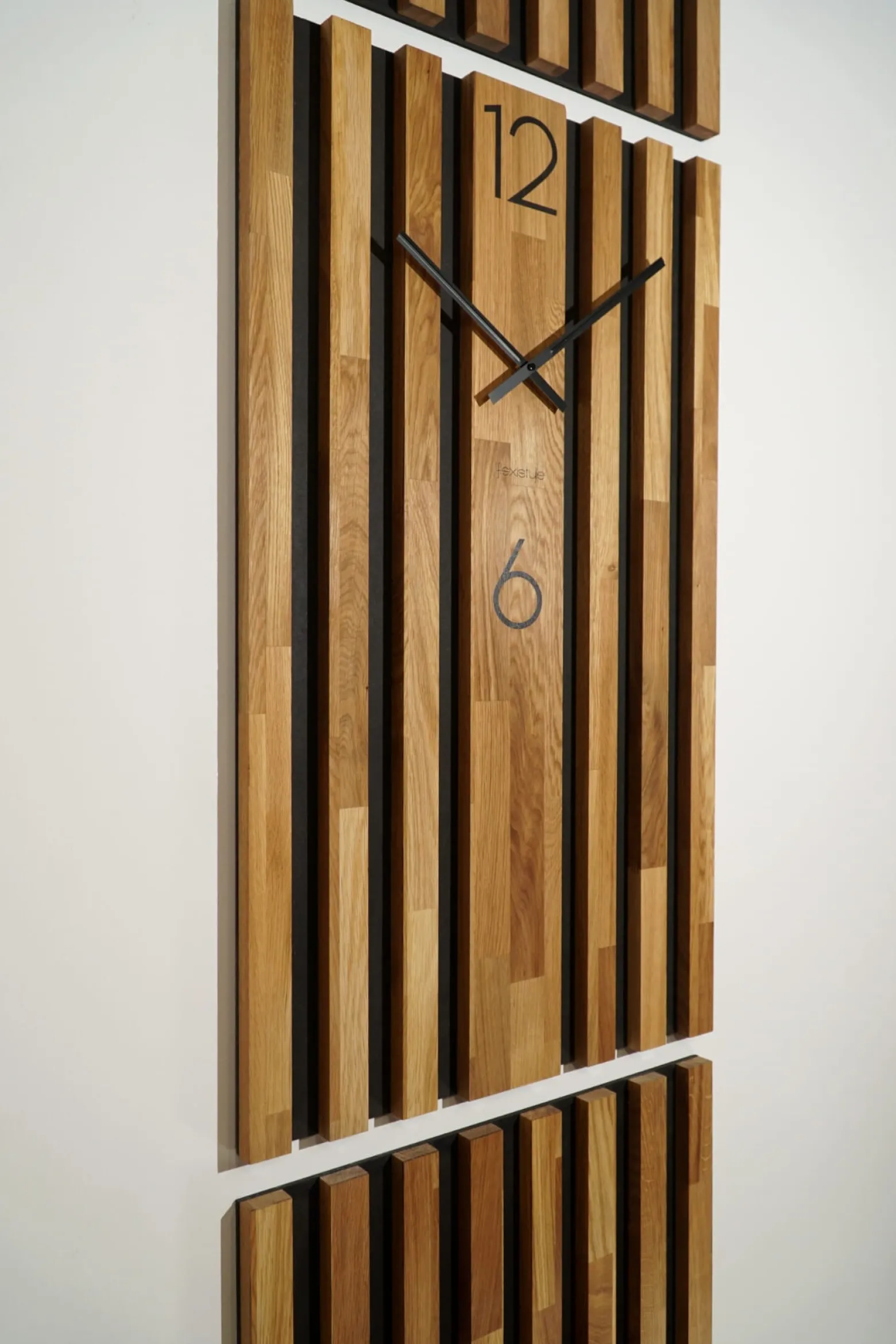 Dębowy panel ścienny Zegar w Lamelach 250x58cm