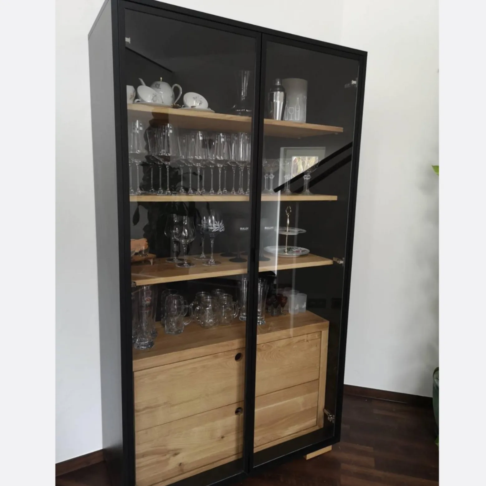 Designerska witryna z drewna litego do salonu CARLA