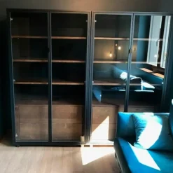 Designerska witryna z drewna litego do salonu CARLA