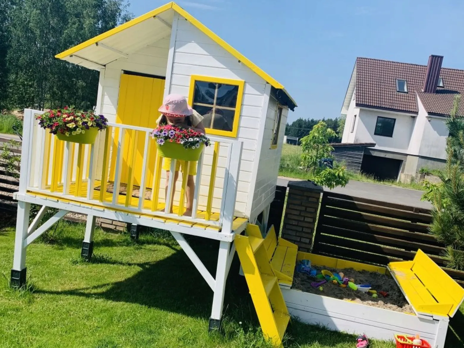 Drewniany domek dla dzieci Jerzyk + ślizg czerwony