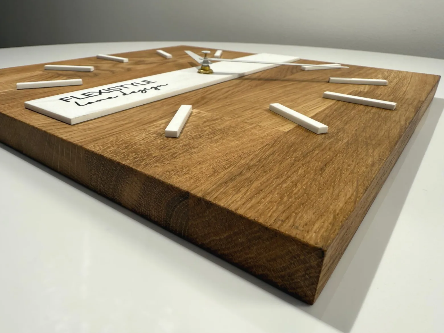 Drewniany zegar na ścianę dąb klasyk 30cm biały SQ do salonu