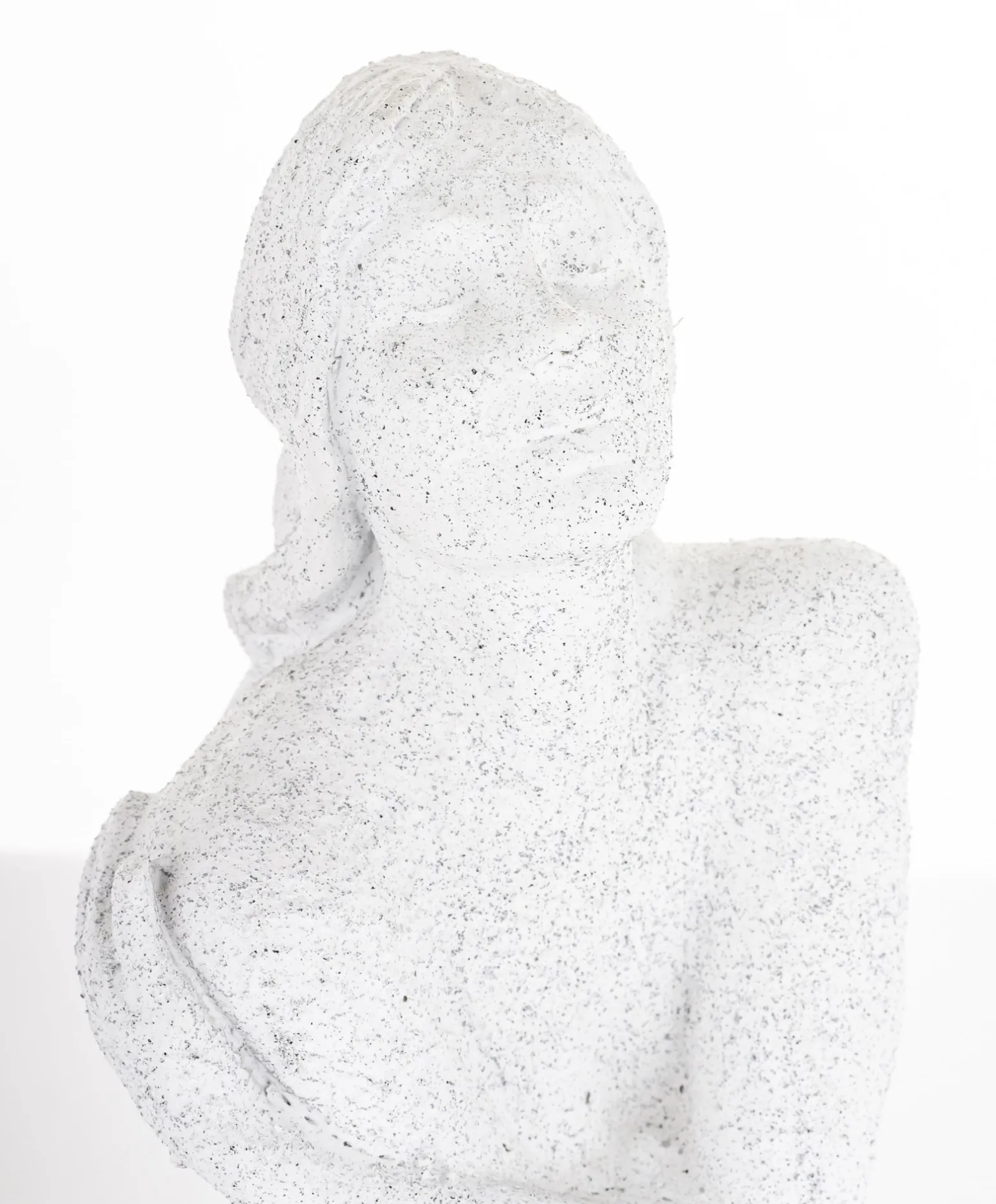 Figura siedzącej kobiety 21,5x21x15 cm DONNA-3