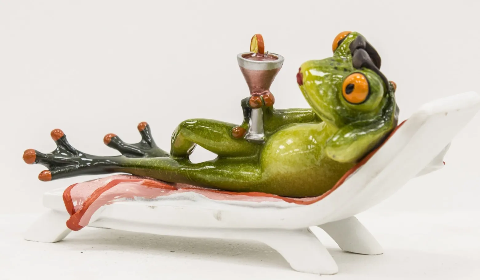 Figurka - żaba na leżaku 19x10x7,5 cm RANE z koktajlem