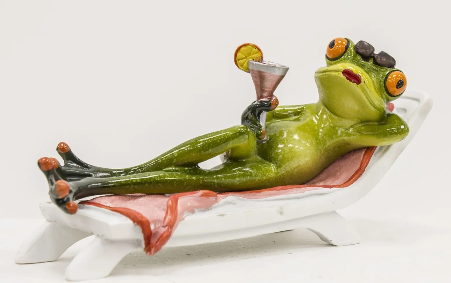 Figurka - żaba na leżaku 19x10x7,5 cm RANE z koktajlem