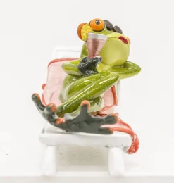 Figurka - żaba na leżaku 19x10x7,5 cm RANE z koktajlem