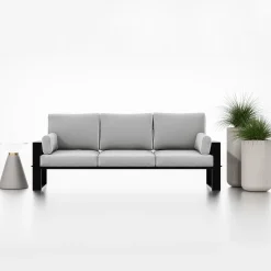 Jasnoszara sofa ogrodowa trzyosobowa czarna noga GARTEN
