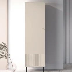 KONSIMO DROMA Szafa z ryflowaniem w kolorze kremowym