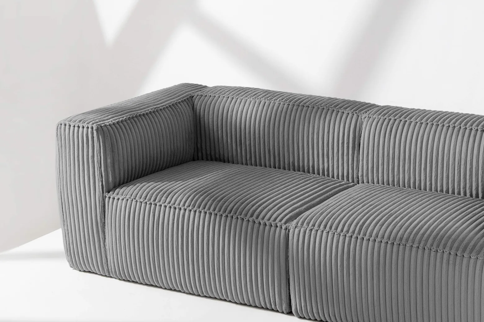 KONSIMO FEROX Nowoczesna sofa trzyosobowa w tkaninie sztruksowej