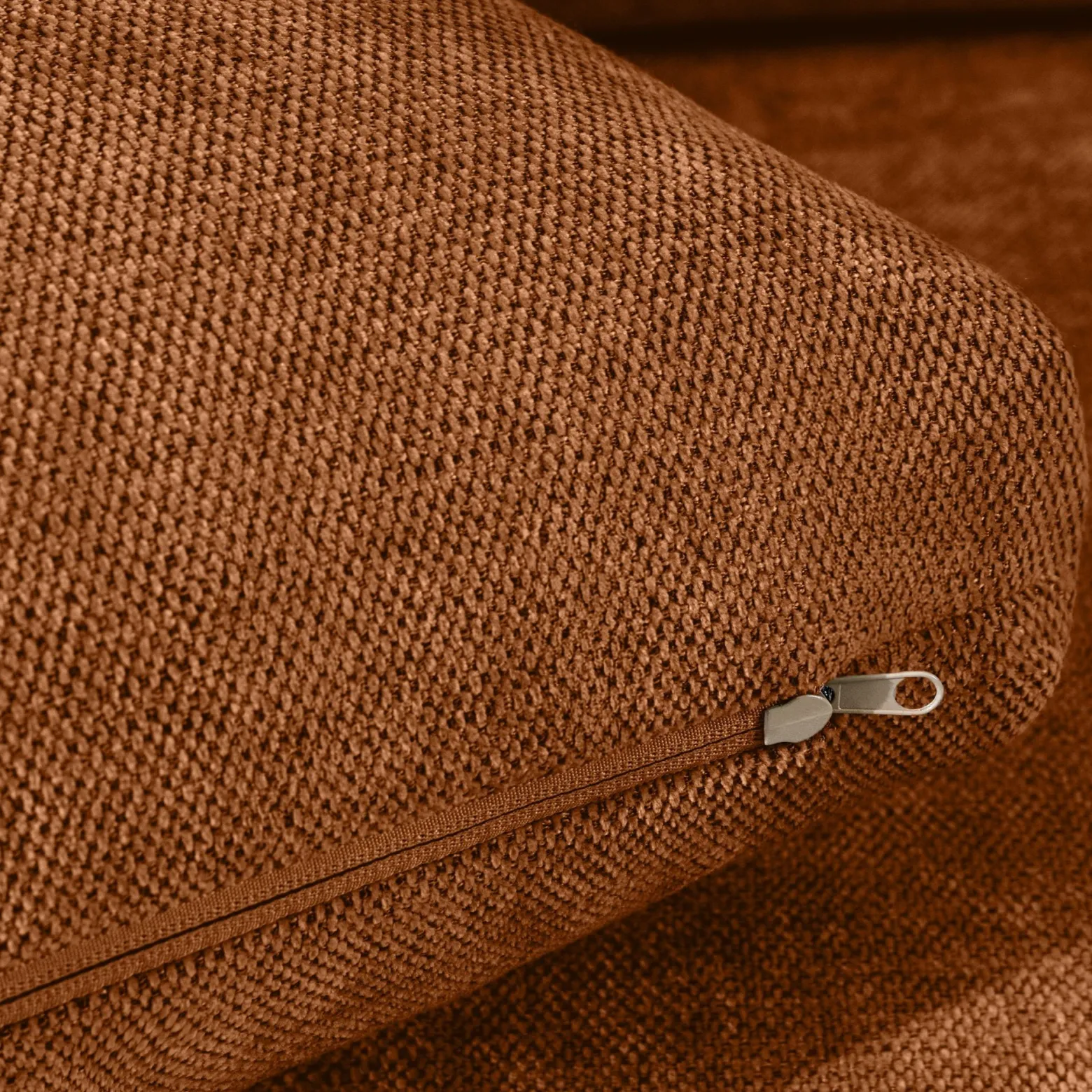 KONSIMO LUMO Trzyosobowa sofa na metalowych nóżkach, w stylu loft rudy