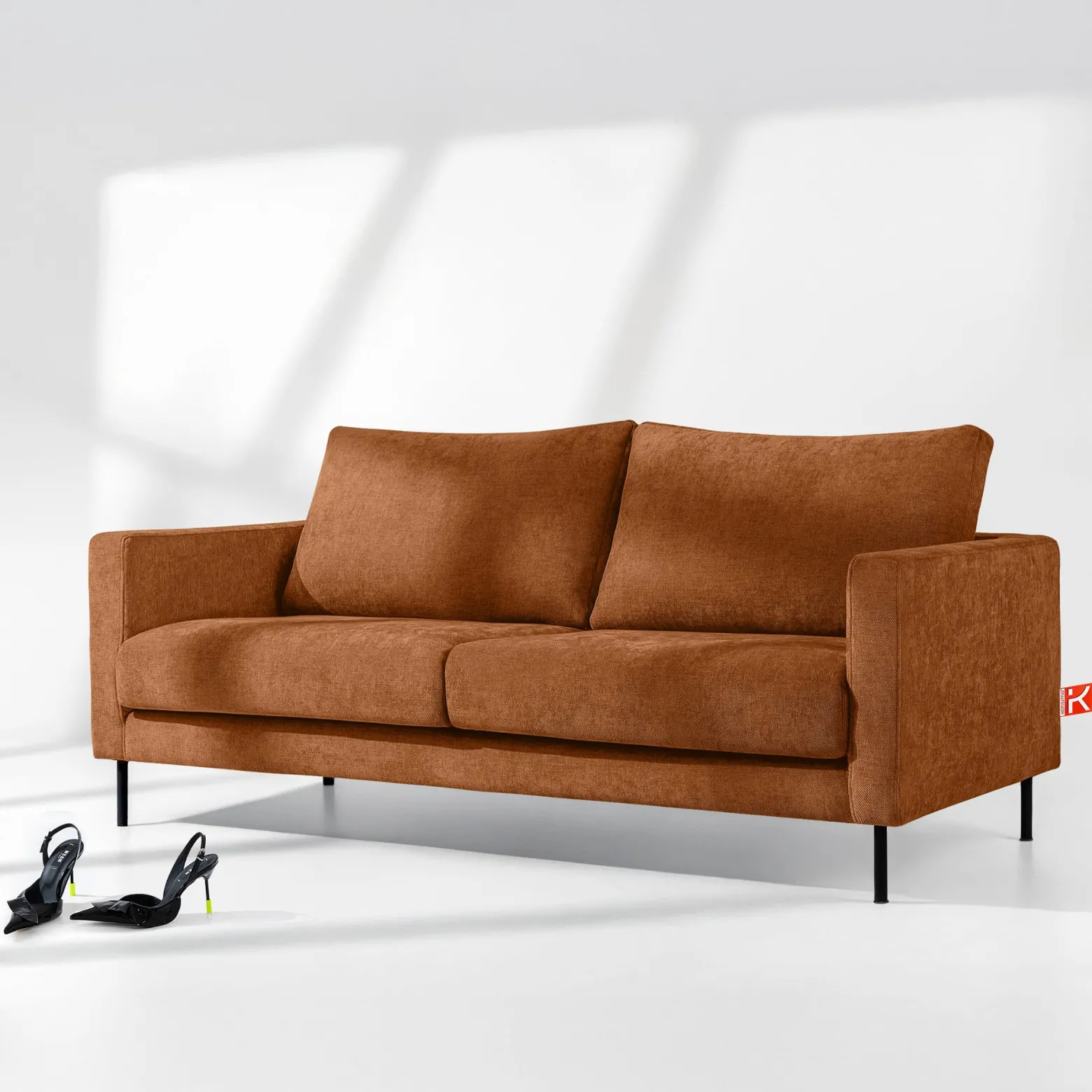 KONSIMO LUMO Trzyosobowa sofa na metalowych nóżkach, w stylu loft rudy