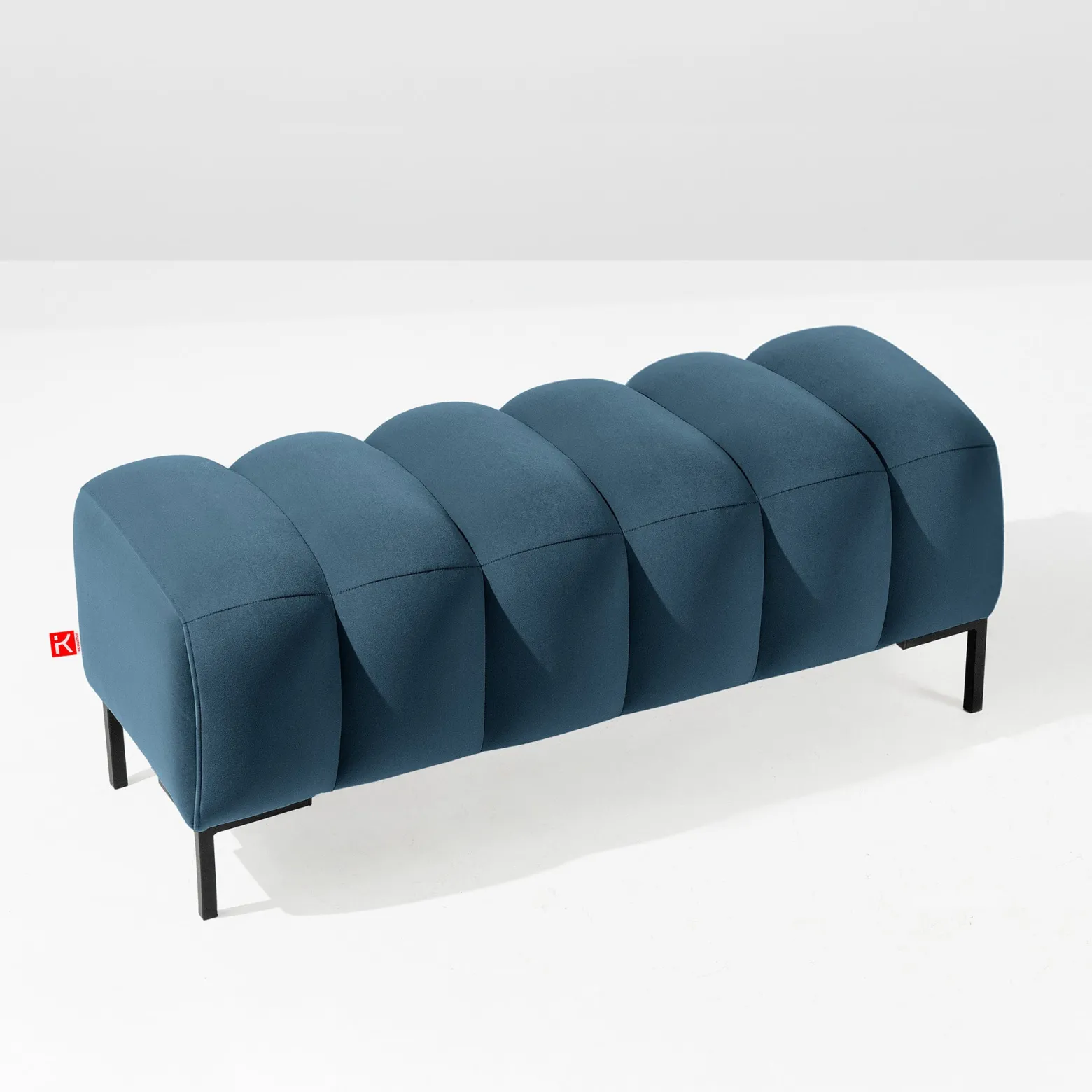 KONSIMO PECCO Pufa na korytarz 120 cm welur, do sypialni, metalowe nóżki
