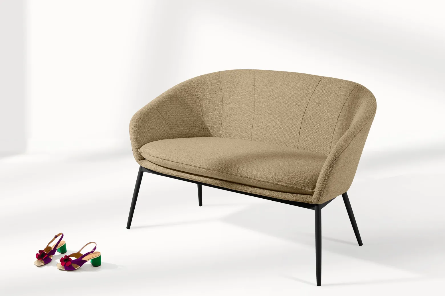 KONSIMO SOLIS Sofa ogrodowa tapicerowana beżowo-czarna, japandi, boho