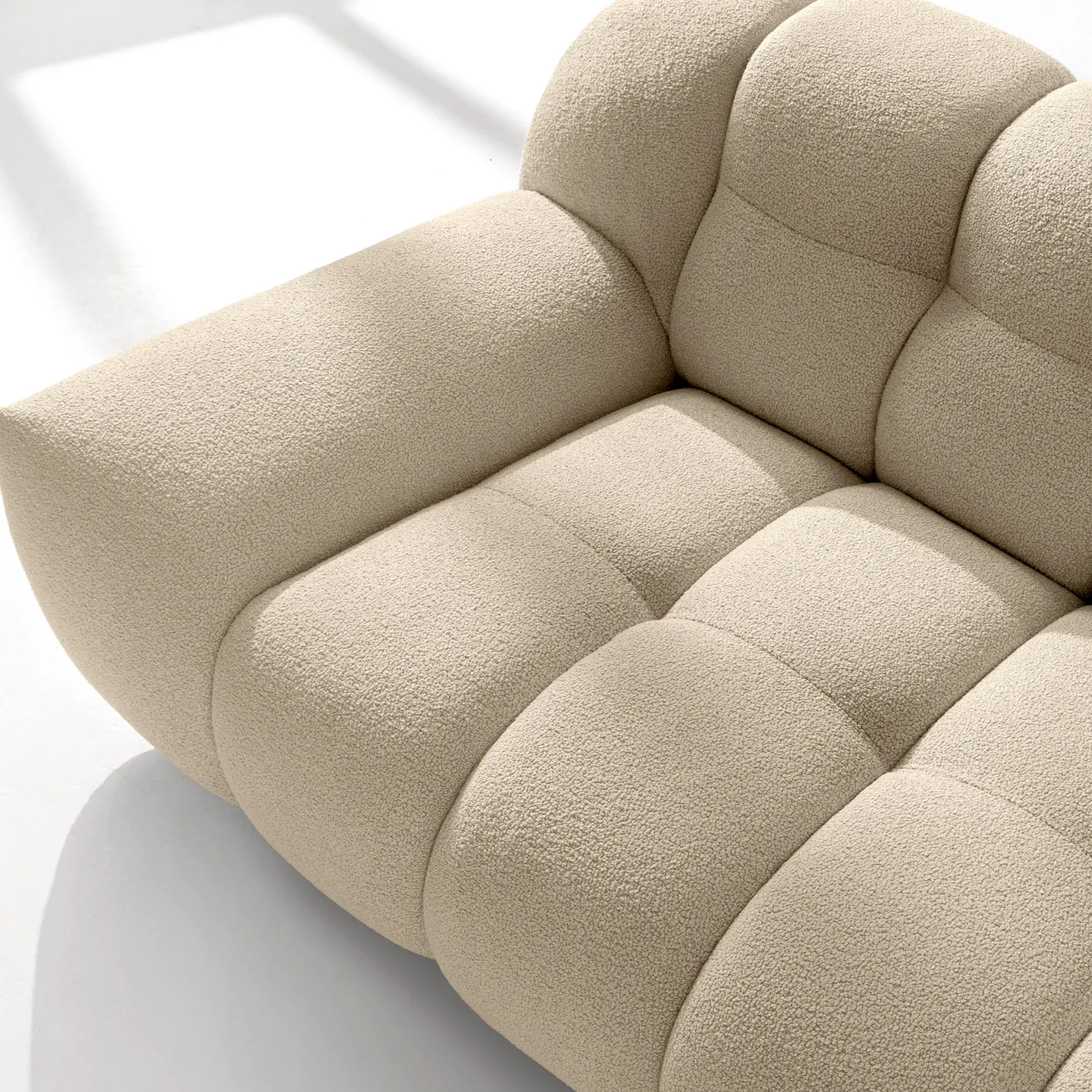 KONSIMO VENA Sofa dwuosobowa styl japandi, efekt "bubble" tkanina boucle