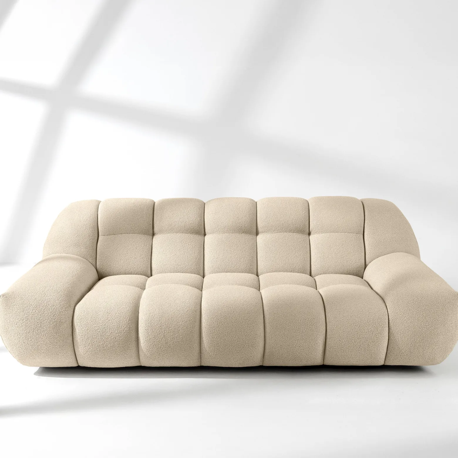 KONSIMO VENA Sofa dwuosobowa styl japandi, efekt "bubble" tkanina boucle