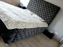 Łóżko Styl Chesterfield Figo Extra Czarne Stelaż Metal 160