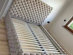 Łóżko Styl Chesterfield Figo Extra Czarne Stelaż Metal 160