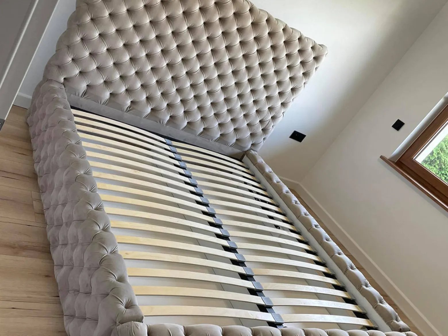 Łóżko Styl Chesterfield Figo Extra Czarne Stelaż Metal 160