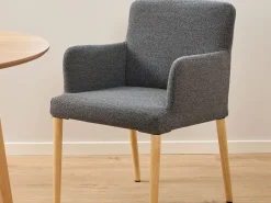 Krzesło Comforta tapicerowane z podłokietnikami, tkanina Anthracite 130