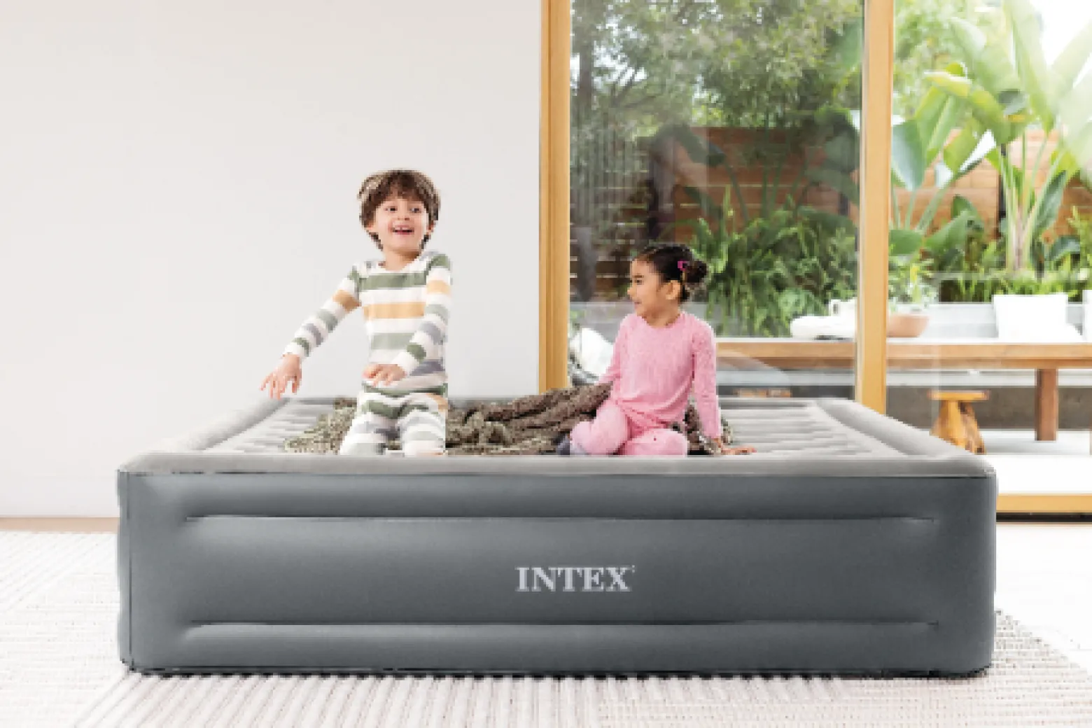Materac dmuchany dwuosobowy welurowy z pompką Intex