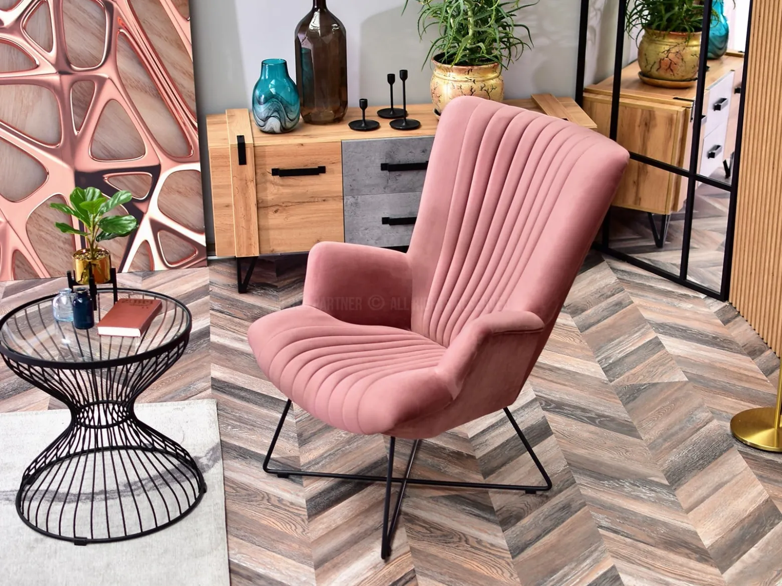 Różowy Welurowy Fotel Nell Glamour Do Salonu I Sypialni