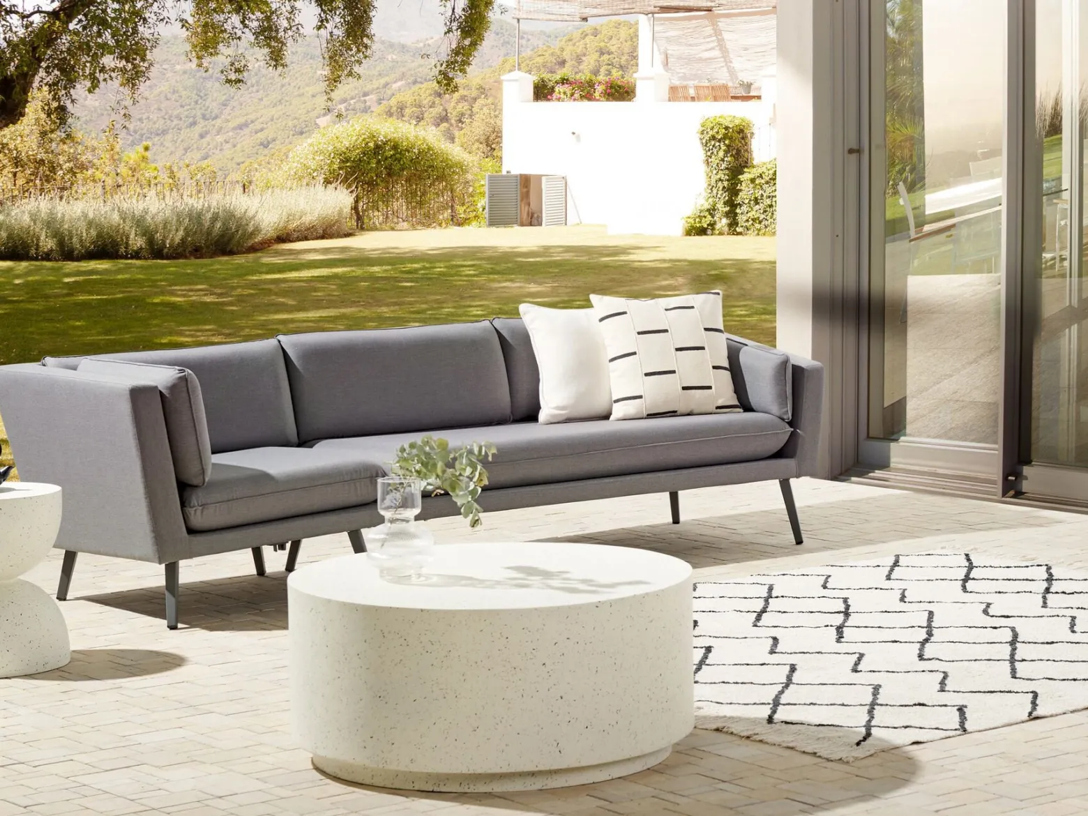 Sofa ogrodowa tapicerowana dla 3 osób szara