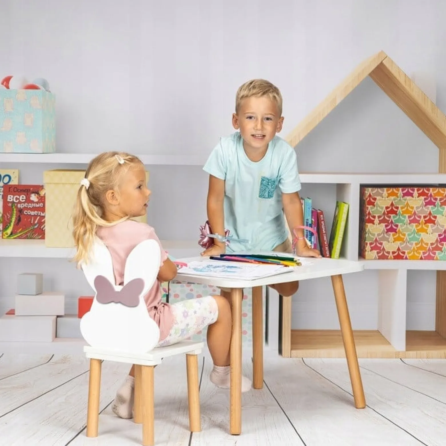 Stolik 50/60 cm i dwa krzesełka królik kokarda