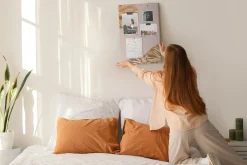 Tablica korkowa do biura nadruk Góry Stay Wild + pinezki