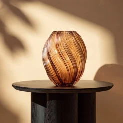 Wazon SWIRL szklany zakręcony beżowy 17x21 cm HOMLA