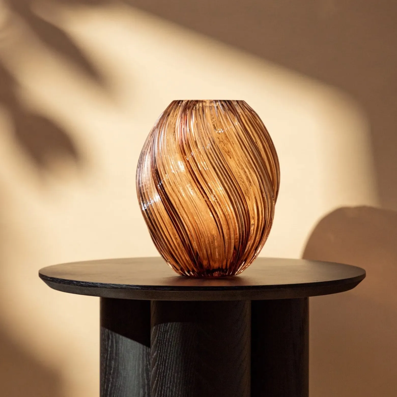 Wazon SWIRL szklany zakręcony beżowy 17x21 cm HOMLA