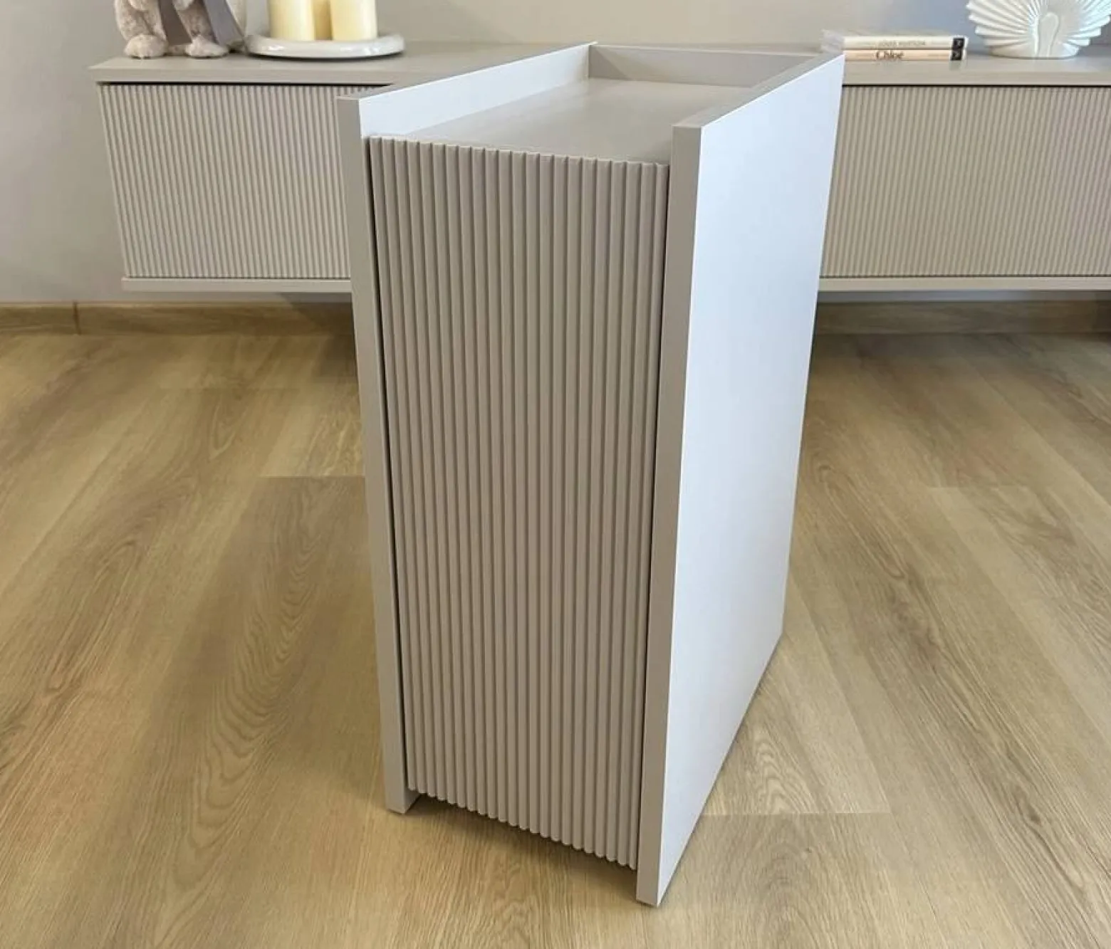 Wąski stolik nocny NARROW ryfle kaszmir półki szafka nocna szerokość 25cm