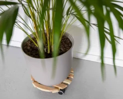 Wózek na donicę drewniany beżowy 29 cm podstawka na kółkach