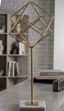 Złota metalowa rzeźba na białej marmurowej podstawie 16x18x41,5 cm